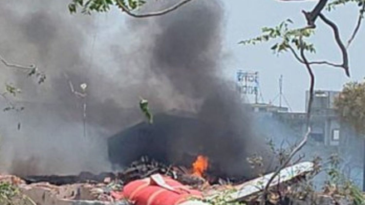 Impactantes imágenes del momento en el que el avión de Air India se estrella con 242 personas a bordo 