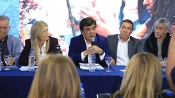 Fernando Espinoza, Verónica Magario e integrantes de la FAM.