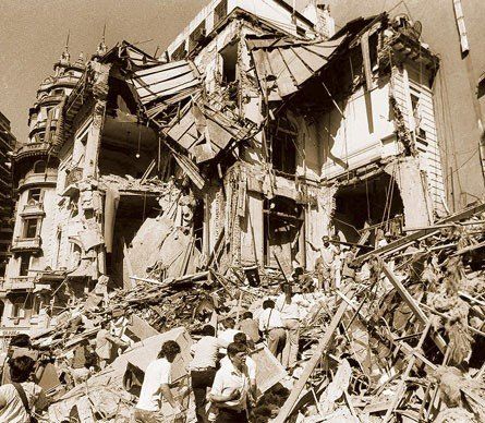 Una de las amenazas de bomba fue a la Embajada de Israel, que fue blanco del primer atentado terrorista internacional en la Argentina. Una de las amenazas de bomba fue a la Embajada de Israel, que fue blanco del primer atentado terrorista internacional en la Argentina.