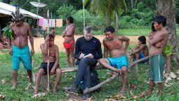 El periodista tomando notas con indígenas en el estado de Roraima. /JOAO LAET/AFP
