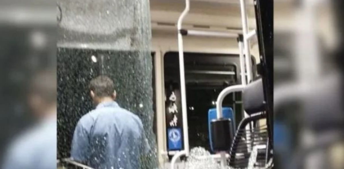 Uno de los colectivos que recibió disparos amenazantes en Rosario. Uno de los colectivos que recibió disparos amenazantes en Rosario.
