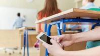 Celulares en el aula: Alerta por su impacto en la concentración y la salud mental de los adolescentes. Celulares en el aula: Alerta por su impacto en la concentración y la salud mental de los adolescentes.