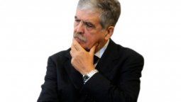 altText(El fisgón De Vido, molesto por la cumbre Scioli-Cobos)}