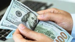 El dólar paralelo quedó a $10 de su récord nominal de $1.430.&nbsp;