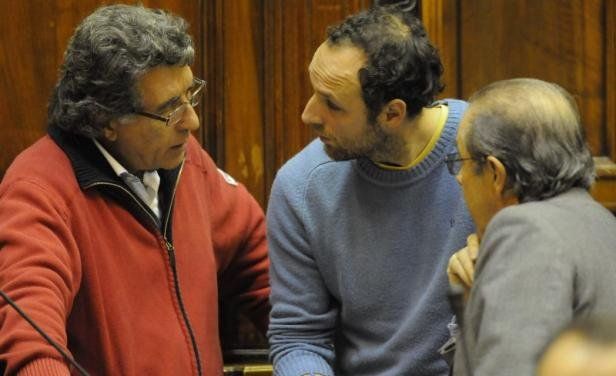 Preparando el discurso, Darío Pérez (izq.) junto a sus colegas del oficialismo Sebastian Sabani y Alfredo Asti. (Foto El País de Montevideo).