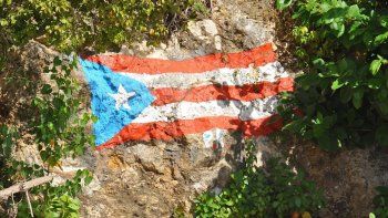La bandera de Puerto Rico, símbolo de identidad y orgullo en una isla que hoy vive un renovado protagonismo cultural y turístico. La bandera de Puerto Rico, símbolo de identidad y orgullo en una isla que hoy vive un renovado protagonismo cultural y turístico.
