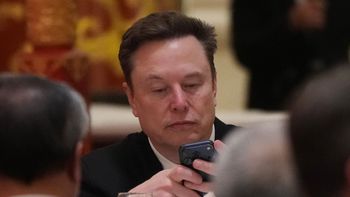 Elon Musk predijo el fin de los celulares para 2030