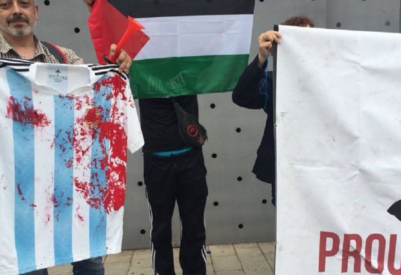 Militantes pro palestinos escracharon a la Selección Argentina en Barcelona