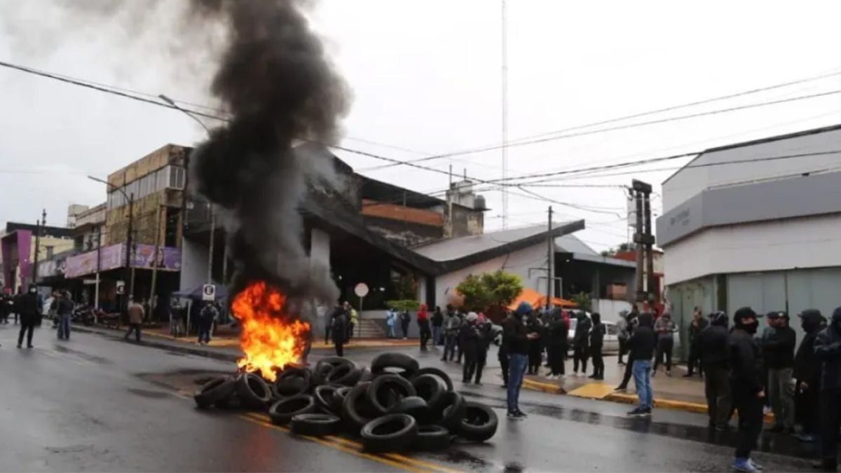 Arde Misiones: Policías toman un Comando