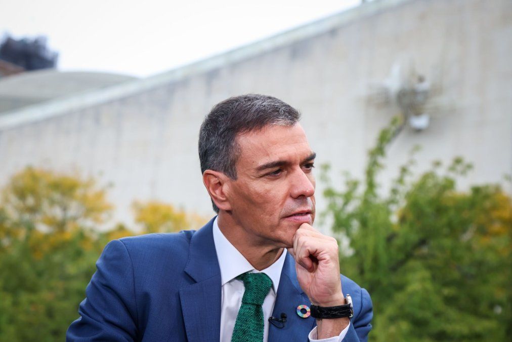Pedro Sánchez juega sus cartas en un escenario donde la mejora del paro juvenil convive con tensiones estructurales, presión migratoria y el pulso político con la oposición.