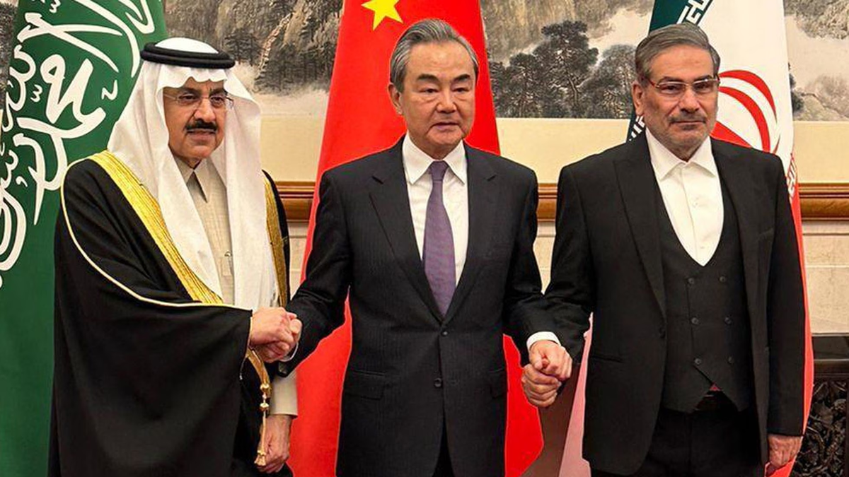 China logró que Irán y Arabia Saudita -rivales en el Islam y competidores dentro de la OPEP tras 7 años de hostilidades- sellaran la reanudación de sus relaciones diplomáticas. China logró que Irán y Arabia Saudita -rivales en el Islam y competidores dentro de la OPEP tras 7 años de hostilidades- sellaran la reanudación de sus relaciones diplomáticas.