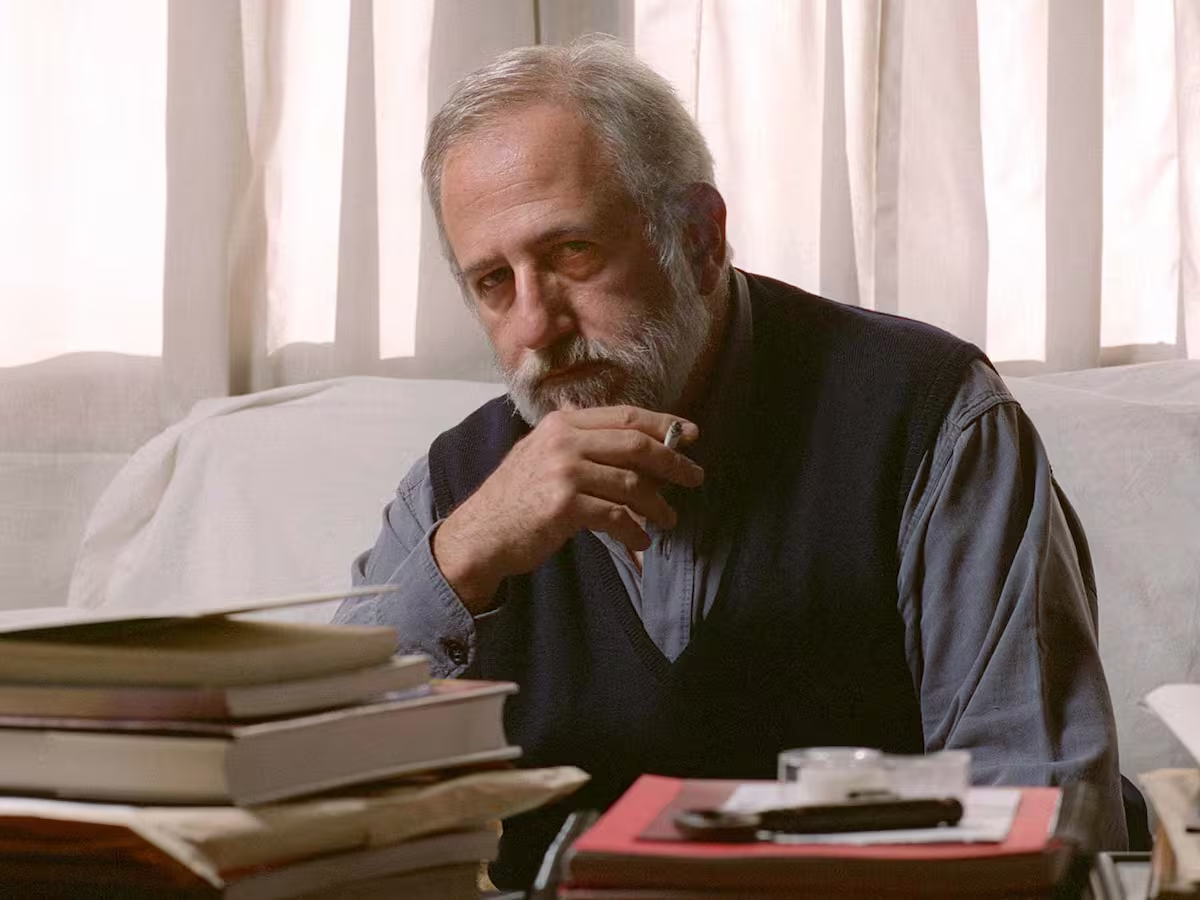 Aristarain nació en 1943 en el barrio porteño de Parque Chas. Desde chico, salía del colegio y se metía al cine a ver dos o tres películas por día. Esa pasión sin filtros se convirtió en oficio y, con el tiempo, en legado. Aristarain nació en 1943 en el barrio porteño de Parque Chas. Desde chico, salía del colegio y se metía al cine a ver dos o tres películas por día. Esa pasión sin filtros se convirtió en oficio y, con el tiempo, en legado.