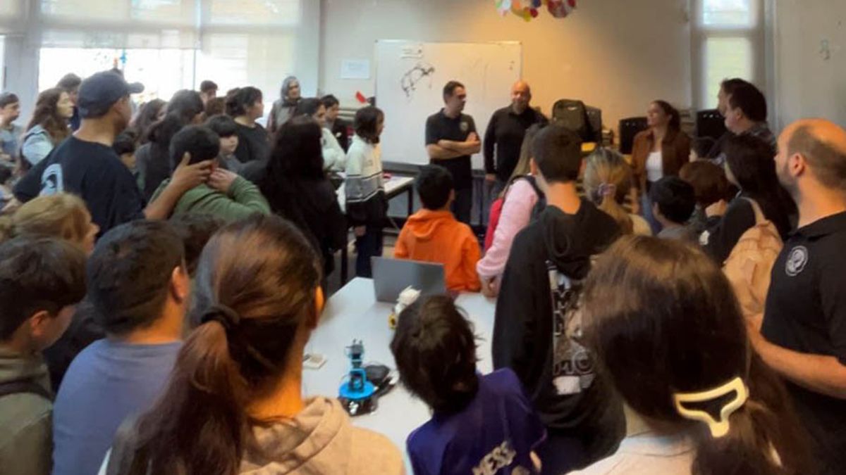 El Municipio de Tigre puso en marcha el Club de la Robótica, un ciclo de capacitación destinado a jóvenes residentes en el distrito de entre 11 y 18 años. El Municipio de Tigre puso en marcha el Club de la Robótica, un ciclo de capacitación destinado a jóvenes residentes en el distrito de entre 11 y 18 años.