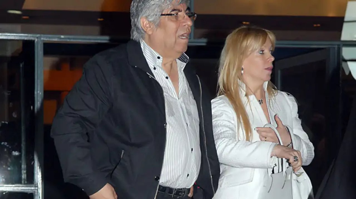 Liliana Esther Zulet es la tercera esposa del líder gremial Hugo Moyano. Liliana Esther Zulet es la tercera esposa del líder gremial Hugo Moyano.