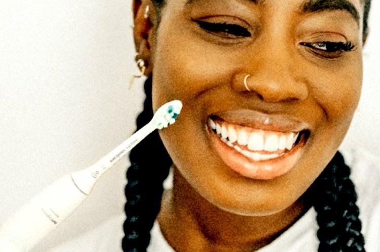 El mensaje es que los alimentos que se mencionan tienen riesgos para la salud de nuestros dientes y encías. Sin embargo, al tomar mucha agua, cepillarse y usar hilo dental después de ceder a estos antojos, le haremos un gran favor a nuestra boca, protegie