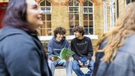 Losadolescentes buscan desarrollar nuevas habilidades para insertarse en elmercado laboral que van desde el inglés a la Inteligencia Artificial (IA).