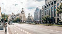 Airbnb en Madrid aparece en el centro del debate por su impacto en el precio de la vivienda y en la transformación social de los barrios más turísticos. Airbnb en Madrid aparece en el centro del debate por su impacto en el precio de la vivienda y en la transformación social de los barrios más turísticos.