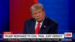 Donald Trump avanza en las encuestas contra Joe Biden y Ron DeSantis.