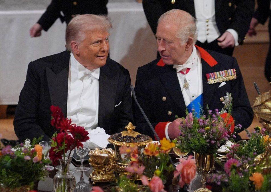 El presidente de Estados Unidos, Donald Trump, y el rey Carlos interactúan en el banquete de estado para el presidente de Estados Unidos y la primera dama, Melania Trump, en el Castillo de Windsor, Berkshire, en el primer día de su segunda visita de estado al Reino Unido, el miércoles 17 de septiembre de 2025 El presidente de Estados Unidos, Donald Trump, y el rey Carlos interactúan en el banquete de estado para el presidente de Estados Unidos y la primera dama, Melania Trump, en el Castillo de Windsor, Berkshire, en el primer día de su segunda visita de estado al Reino Unido, el miércoles 17 de septiembre de 2025