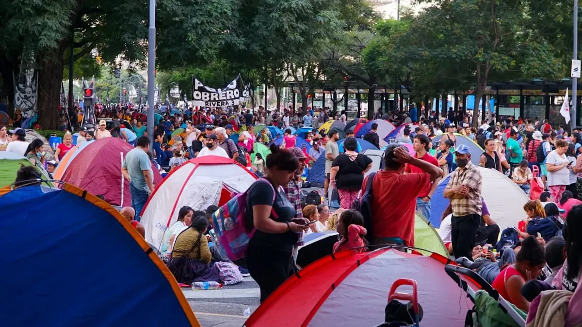 Acampe en la Avenida 9 de Julio organizado por piqueteros y organizaciones sociales.