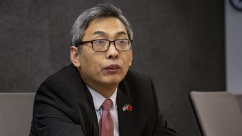 Luis Lacalle Pou recibió el salvavidas chino: Cai Wei, ex consul general en Houston (USA), hoy director general para América Latina. Luis Lacalle Pou recibió el salvavidas chino: Cai Wei, ex consul general en Houston (USA), hoy director general para América Latina.