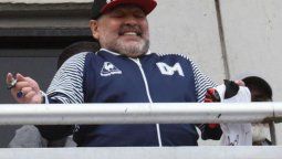 altText(Tras el no-homenaje de Central, hinchas de Newell’s harán una fiesta para Maradona)}