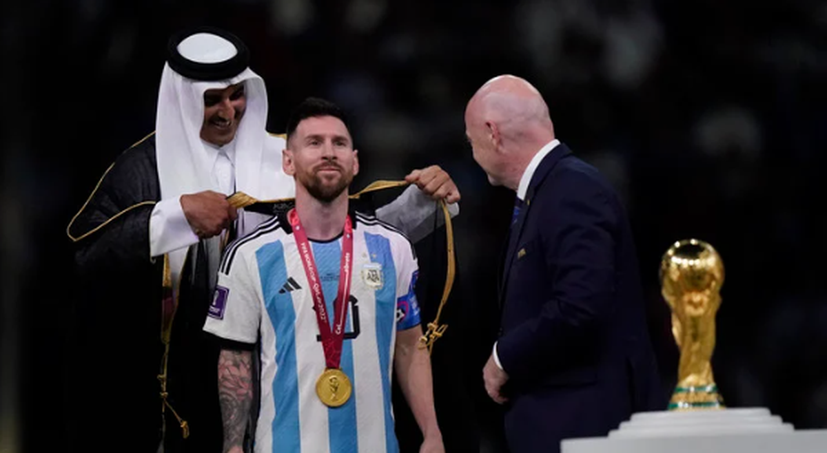 El Emir que coronó a Lionel Messi, le puso el bisht, le entregó el trofeo del mejor jugador del Mundial y la Copa del Mundo.