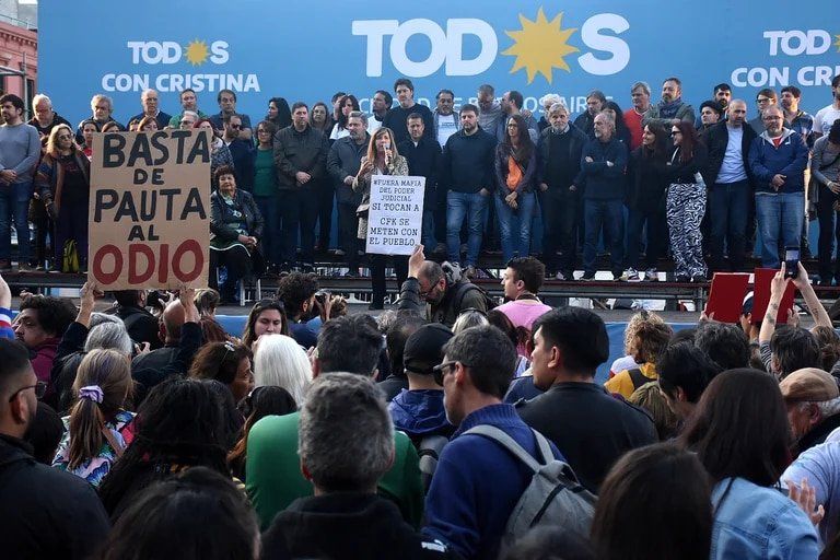 En un acto partidario, el FdT porteño pidió por la candidatura de CFK de cara al 2023 y criticó a la justicia y a la oposición por el ataque a la vice.