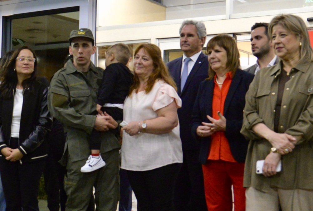 Nahuel Gallo se reencontró con su familia, y los funcionarios de Milei se apuraron para salir en la foto.