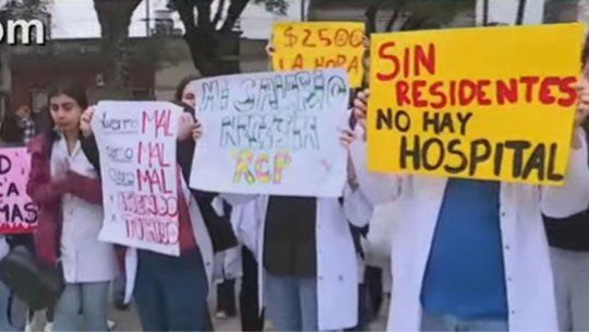 Médicos residentes protestan frente a la Casa Rosada.