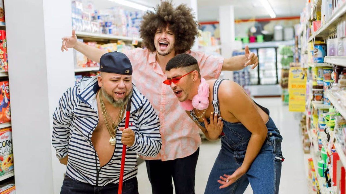 Bad Bunny en un supermercado, durante la grabación de un video junto a PJ Sin Suela y Ñejo. En Argentina, el tema es la inflación.&nbsp;