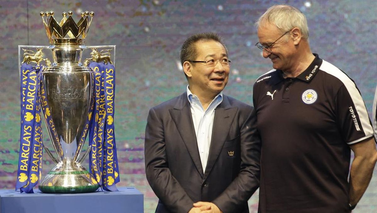 La copa de la Premier League, el presidente del Leicester y Claudio Ranieri (DT campeón). La copa de la Premier League, el presidente del Leicester y Claudio Ranieri (DT campeón).