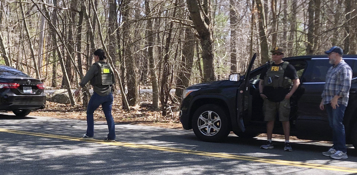 Agentes del FBI en North Dighton, Massachusetts, esta tarde Jennifer McDermott / LaPresse