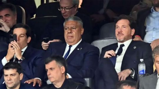 Loshinchas explotaron en el Monumental contra Claudio Tapia durante la despedidade Lionel Messi que se queda sin la Selección Argentina.