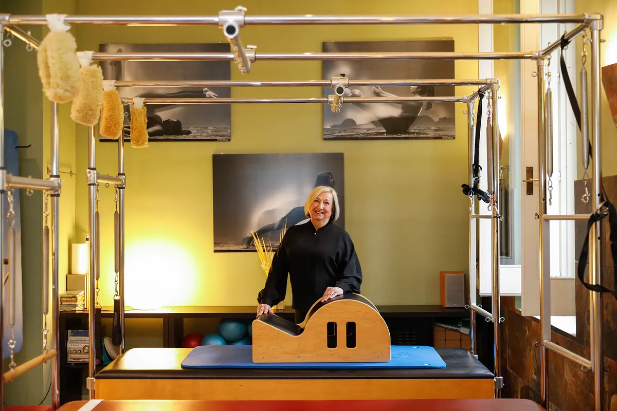 A los 79 años y 46 de enseñar y crear una escuela de Pilates, Kathy Corey es una exégeta del método y de su creador, con cuyos discípulos forjó los cimientos del conocimiento de su verdadero significado que transmite por el mundo. A los 79 años y 46 de enseñar y crear una escuela de Pilates, Kathy Corey es una exégeta del método y de su creador, con cuyos discípulos forjó los cimientos del conocimiento de su verdadero significado que transmite por el mundo.