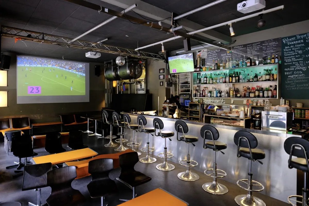 FC Magnet Bar, en Mitte, es uno de los bares futboleros de Berlín para ver partidos del Mundial con clima de hinchada y pantalla asegurada. FC Magnet Bar, en Mitte, es uno de los bares futboleros de Berlín para ver partidos del Mundial con clima de hinchada y pantalla asegurada.