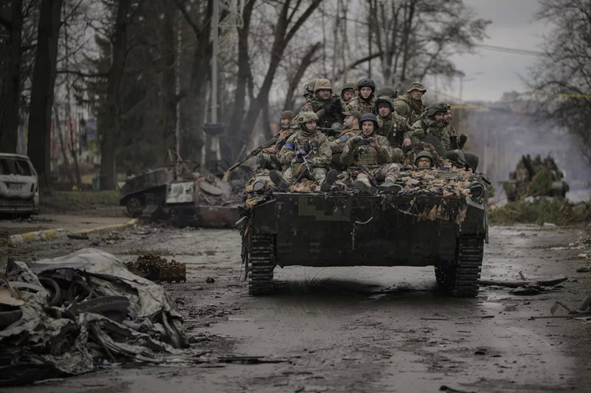 Militares ucranianos en las afueras de Kiev.
