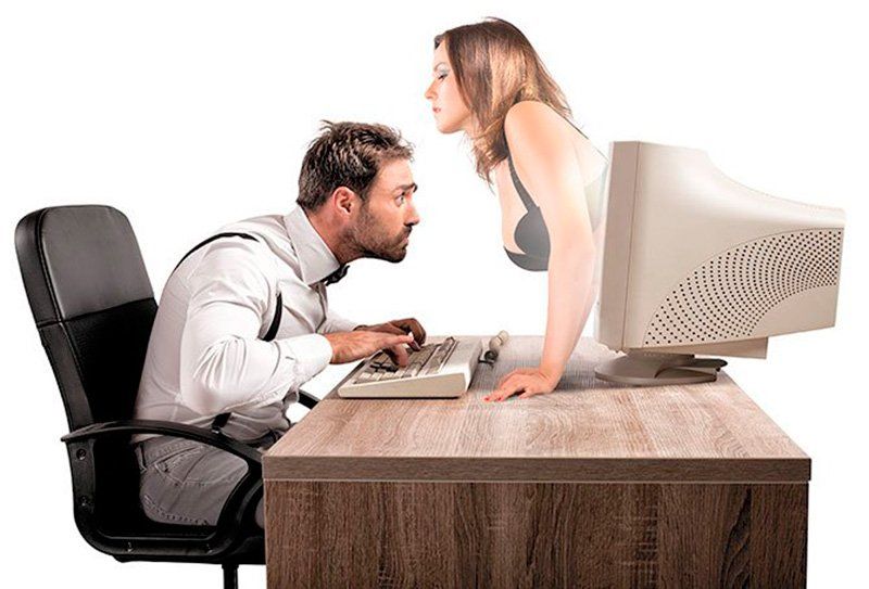 Los participantes simulan estar teniendo relaciones sexuales, describen sus acciones y responden a los mensajes de los otros participantes.