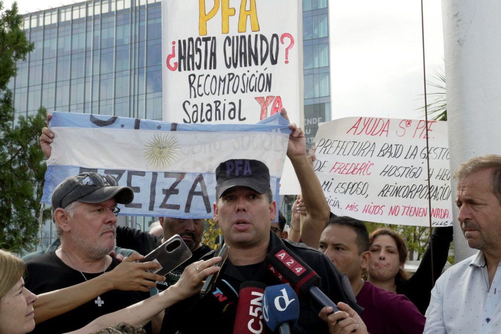Protesta de las 5 Fuerzas Federales frente al edificio Centinela.