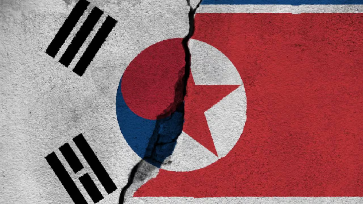 La divergencia lingüística entre Corea del Norte y del Sur es más profunda que una frontera física. Un estudio muestra cómo la cultura moldeó dos lenguas distintas. La separación de Corea tras siete décadas no solo dejó una herida política, sino una profunda disglosia idiomática. Hoy, el 45% de los ciudadanos no comprende a su contraparte. La influencia del inglés en el Sur y el purismo ideológico en el Norte crearon brechas culturales que amenazan la identidad nacional y complican cualquier intento de reunificación y futuro diálogo del idioma coreano. La divergencia lingüística entre Corea del Norte y del Sur es más profunda que una frontera física. Un estudio muestra cómo la cultura moldeó dos lenguas distintas. La separación de Corea tras siete décadas no solo dejó una herida política, sino una profunda disglosia idiomática. Hoy, el 45% de los ciudadanos no comprende a su contraparte. La influencia del inglés en el Sur y el purismo ideológico en el Norte crearon brechas culturales que amenazan la identidad nacional y complican cualquier intento de reunificación y futuro diálogo del idioma coreano.