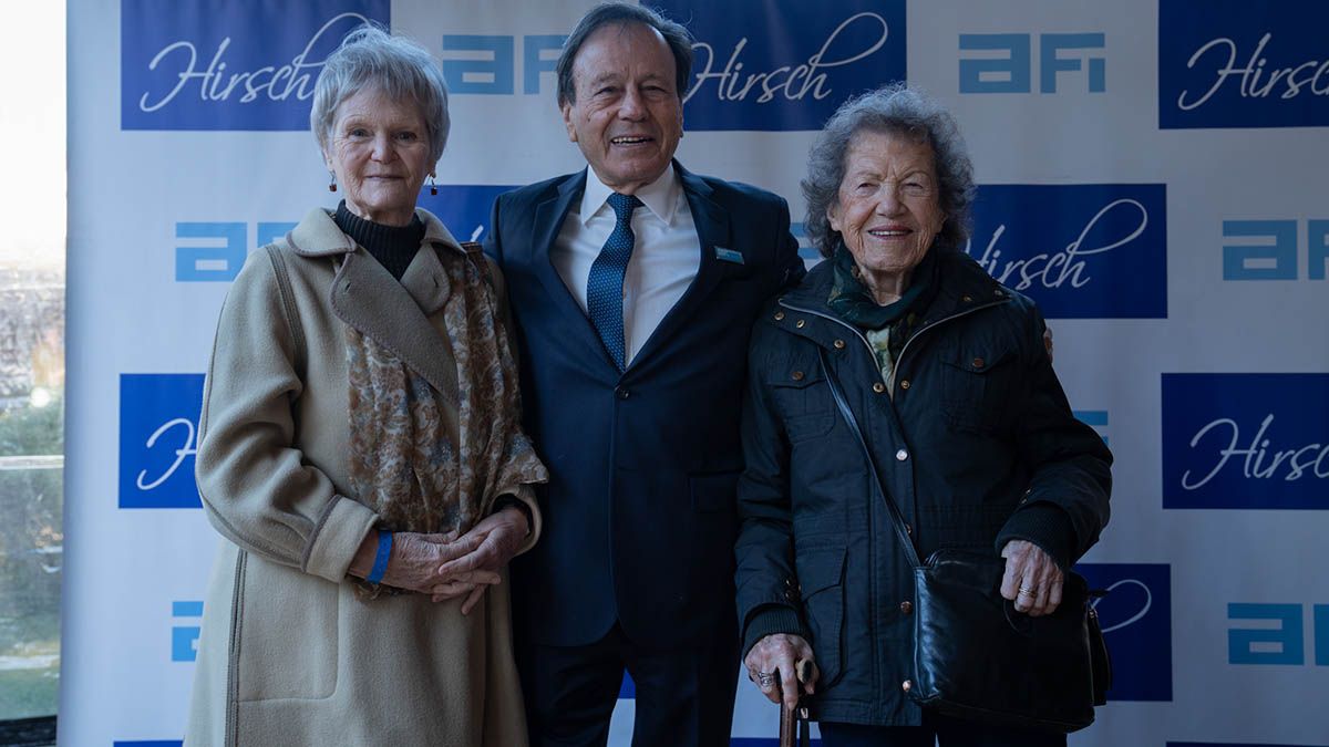 ElCentro Hirsch y la Asociación Filantrópica Israelita recibieron unreconocimiento internacional por su rol durante el Holocausto. Foto: Diana Wang(Museo Holocausto), Roberto Herzfeld (Presidente AFI) y Ruth Marshall(Sobreviviente).