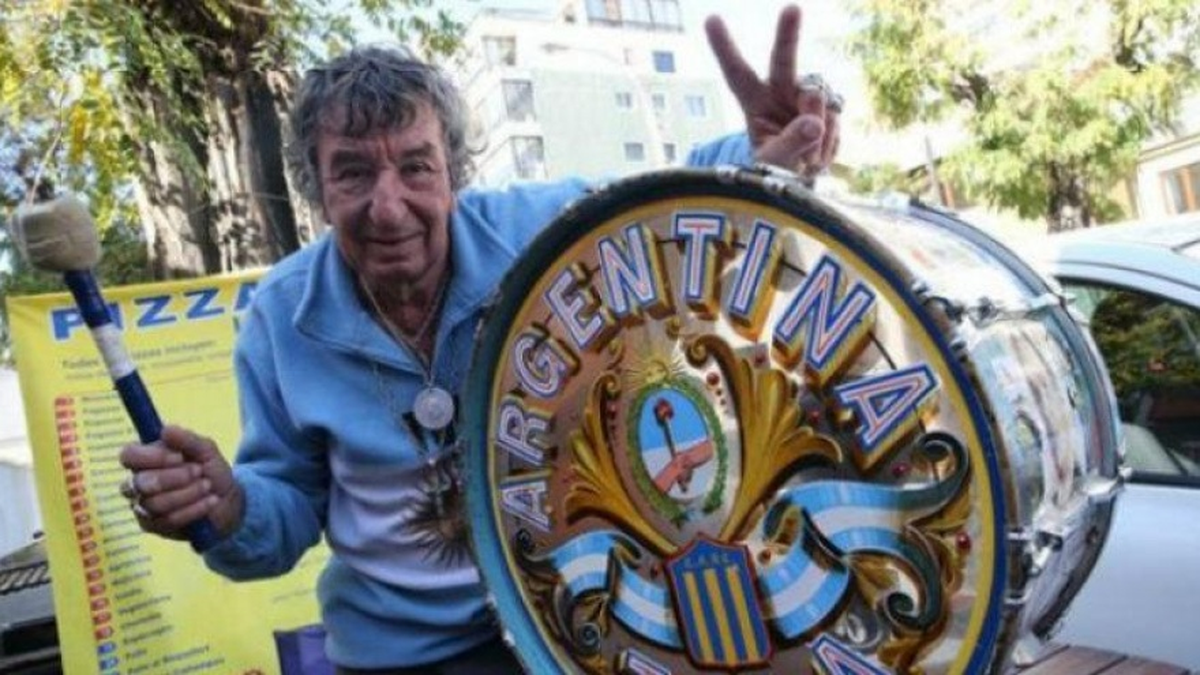 El Tula junto a su mítico bombo. El Tula junto a su mítico bombo. 