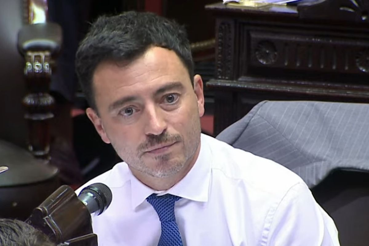 El diputado de JXC, Rodrigo de Loredo, sali&oacute; de A24 acomod&aacute;ndose la corbata tras un momento muy tenso.