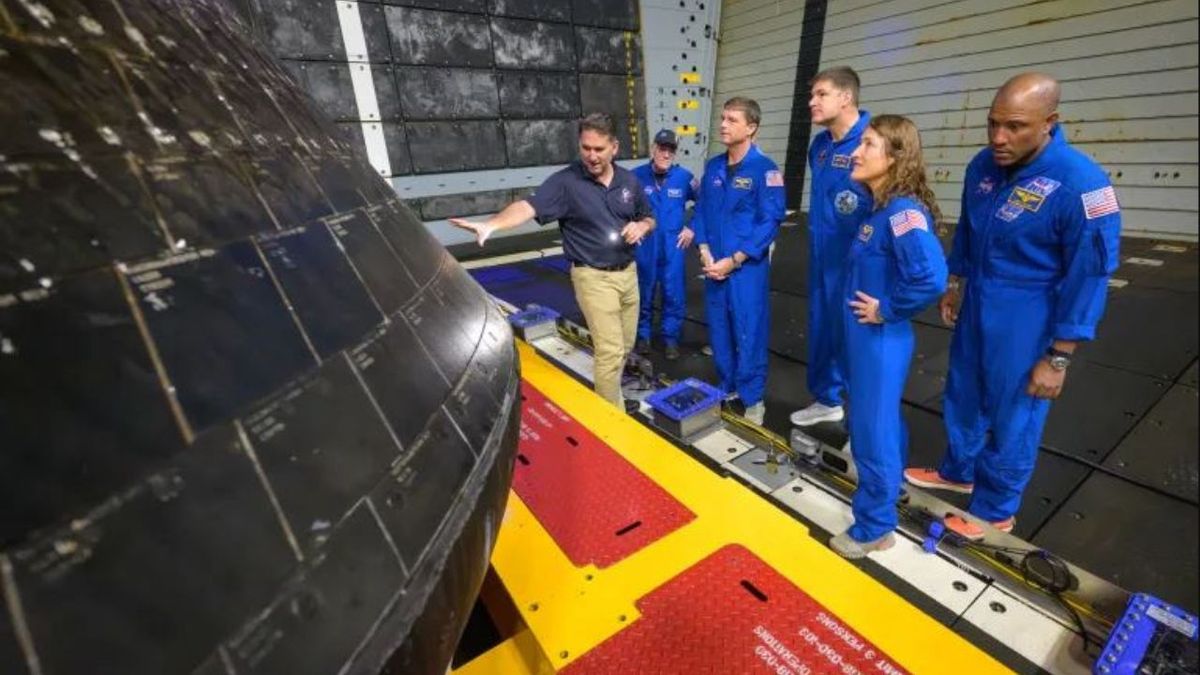 Luis Saucedo, gerente interino de integración del vehículo Orion de la NASA, inspecciona la nave espacial Orion junto a la tripulación. Luis Saucedo, gerente interino de integración del vehículo Orion de la NASA, inspecciona la nave espacial Orion junto a la tripulación.