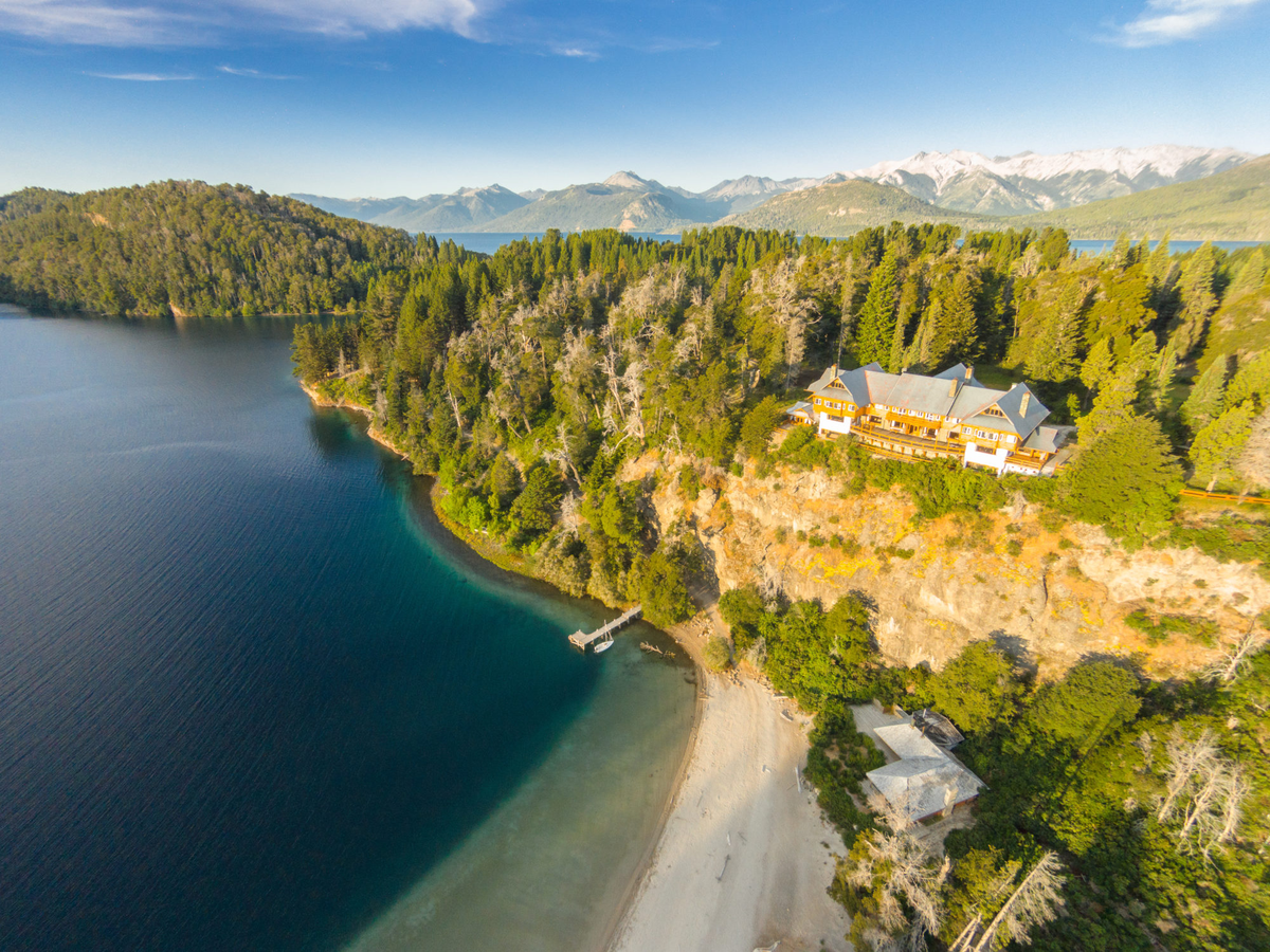 Conocé el hotel que se encuentra dentro de la isla. Foto: Hostería Isla Victoria.