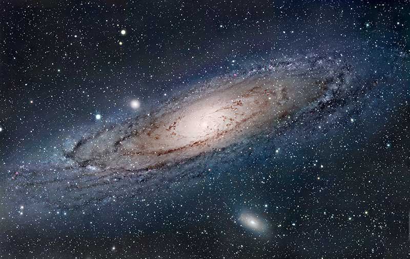 La Vía Láctea forma parte de un conjunto de unas cuarenta galaxias llamado Grupo Local, y es la 2da más grande y brillante tras la galaxia de Andrómeda.