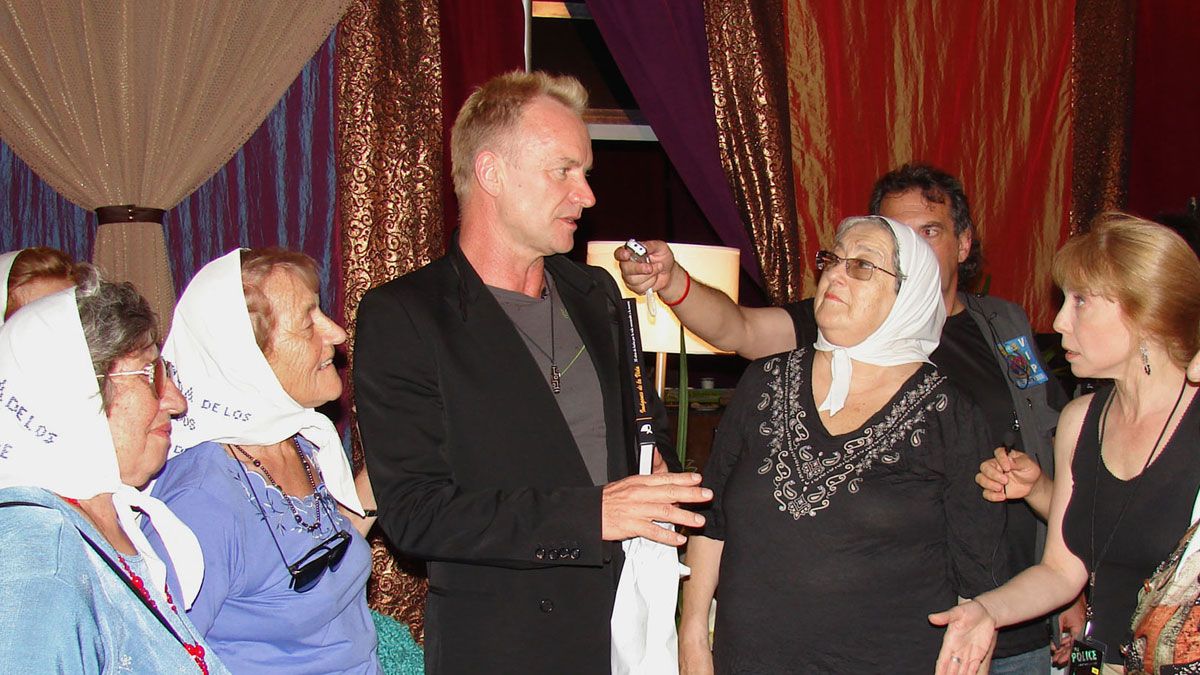 El cantante Sting con las Madres de Plaza de Mayo, durante una visita a la Argentina en 2007 (Foto archivo NA).