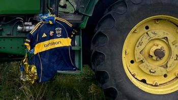 Unproductor rural de Uruguay encontró en su campo la camiseta de homenaje aMiguel Ángel Russo que Boca lanzó al cielo en La Bombonera. Unproductor rural de Uruguay encontró en su campo la camiseta de homenaje aMiguel Ángel Russo que Boca lanzó al cielo en La Bombonera.