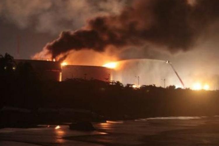 Dos tanques de combustible arden en El Palito