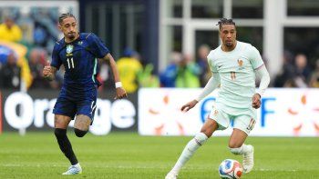 El brasileño Raphinha en acción ante Francia, antes de abandonar el campo por un problema muscular. El brasileño Raphinha en acción ante Francia, antes de abandonar el campo por un problema muscular.